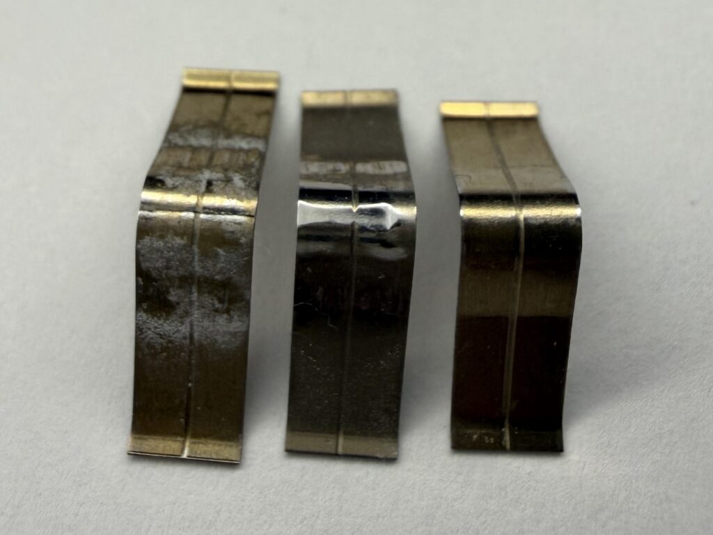 破断した板ばね・摩耗した板ばね・新品のTH72599Sの比較